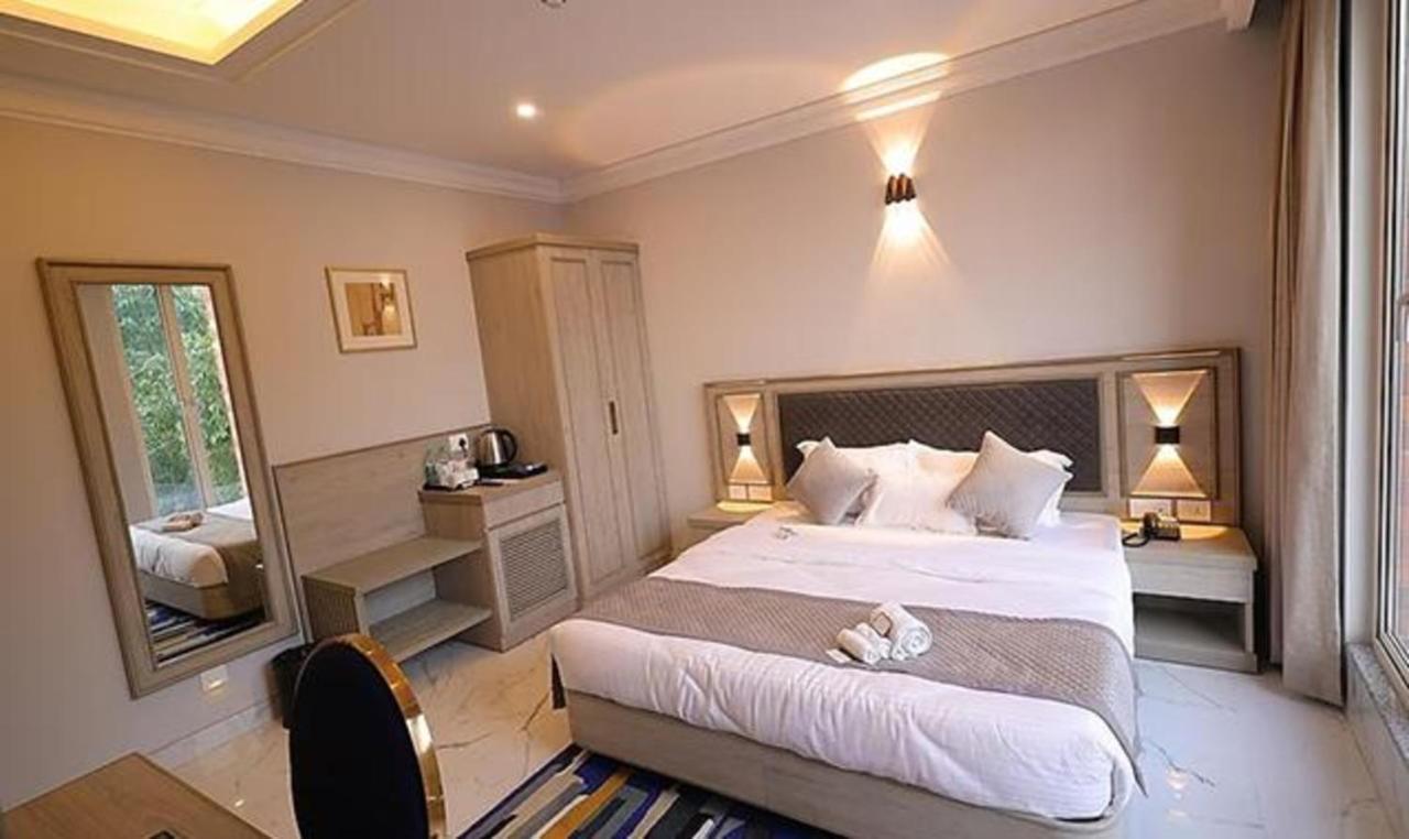 Fabhotel Prime Hampton By Ic'S Noida Eksteriør bilde